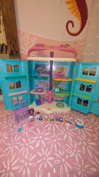 Casa de muñecas Gaby's Dollhouse nueva con muñecos