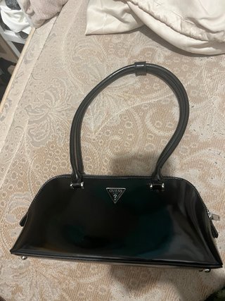 Bolso Guess Arnela Negro Charol