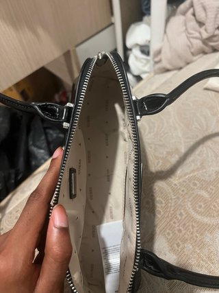 Bolso Guess Arnela Negro Charol