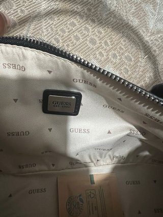 Bolso Guess Arnela Negro Charol