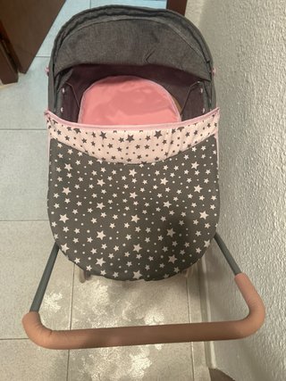 Cochecito gris y rosa con estampado de estrellas.