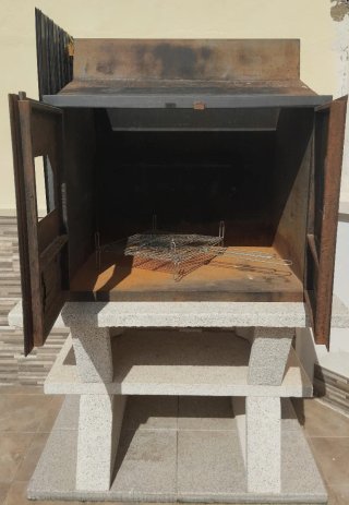 Chimenea metálica y de piedra