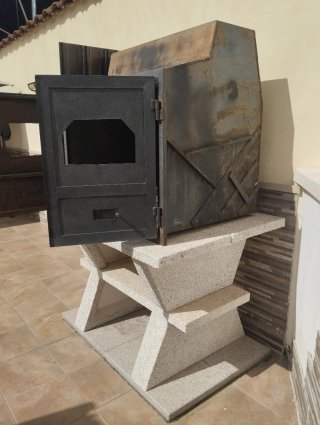 Chimenea metálica y de piedra