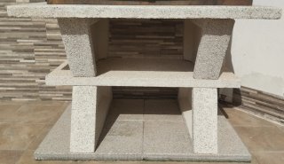 Chimenea metálica y de piedra