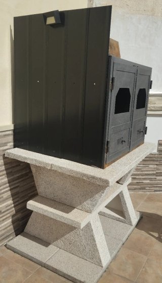 Chimenea metálica y de piedra