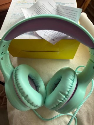 Auriculares infantiles Earfun verdes y morados