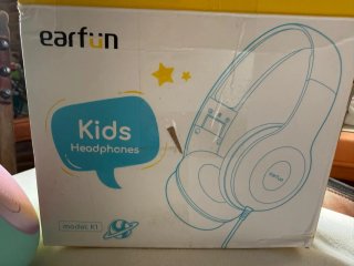 Auriculares infantiles Earfun verdes y morados
