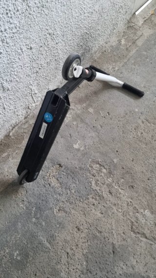 Monopatín Scooter Negro y Blanco