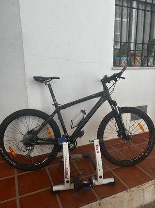 Bicicleta Giant con rodillo Tacx de regalo