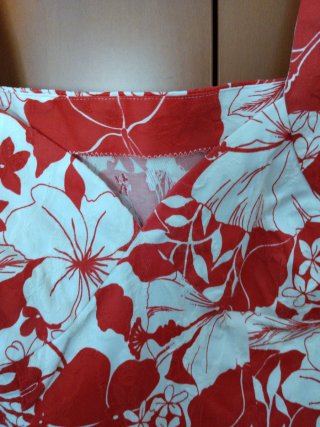 Top estampado floral rojo y blanco
