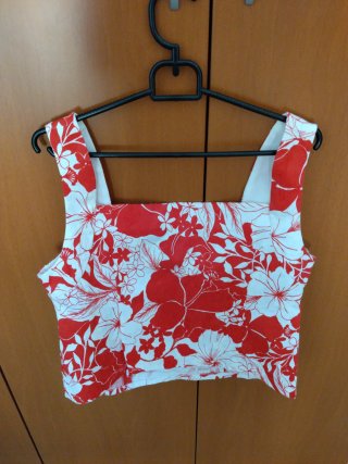 Top estampado floral rojo y blanco