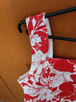 Top estampado floral rojo y blanco