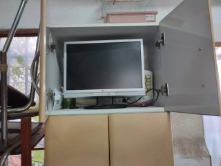 Mueble de cocina beige y plateado