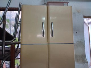 Mueble de cocina beige y plateado