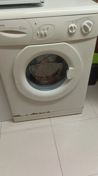 Lavadora Blanca Mepsa Práctica junto con la nevera