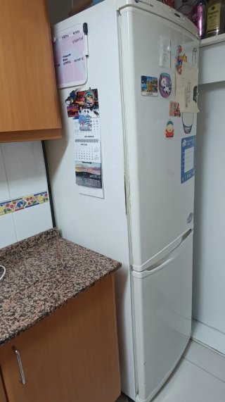 Lavadora Blanca Mepsa Práctica junto con la nevera