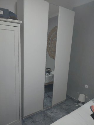 Armario blanco blanco con espejo Ikea