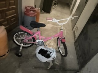 Bicicleta infantil rosa con ruedines