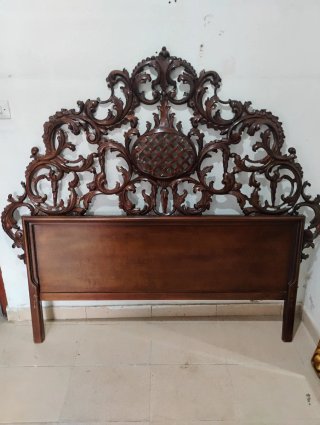 Cabecero de madera tallado antiguo