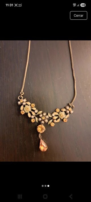 Collar dorado con flores y piedra naranja