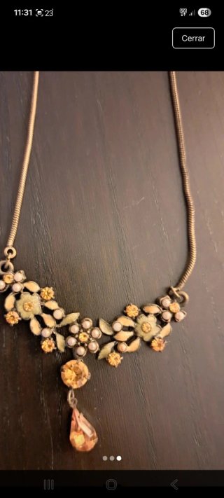 Collar dorado con flores y piedra naranja