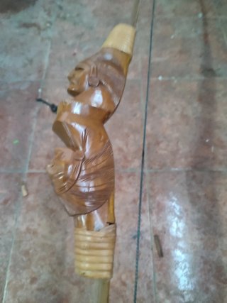 Arco de madera tallada