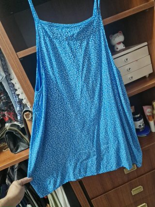 Vestido azul con estampado floral
