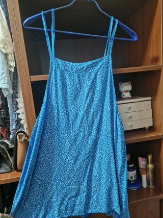 Vestido azul con estampado floral
