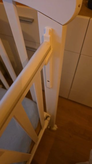 Cuna de madera blanca