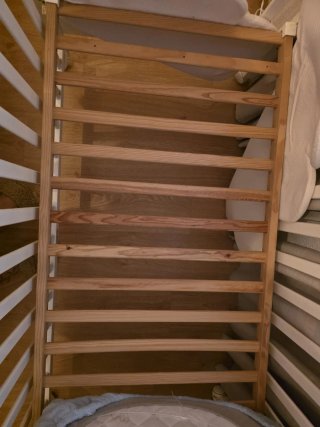 Cuna de madera blanca