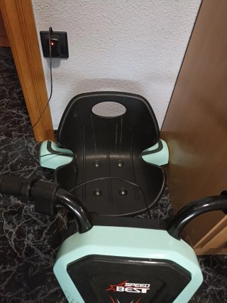 Triciclo eléctrico infantil derrapes