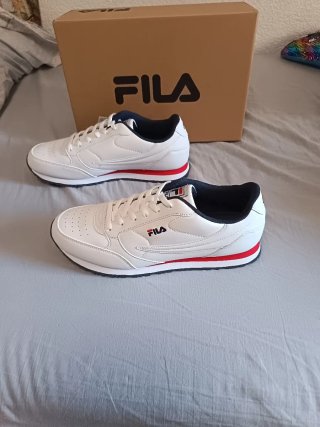 Deportivas Fila Blancas y Rojas