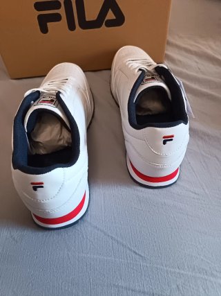 Deportivas Fila Blancas y Rojas