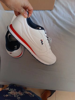 Deportivas Fila Blancas y Rojas