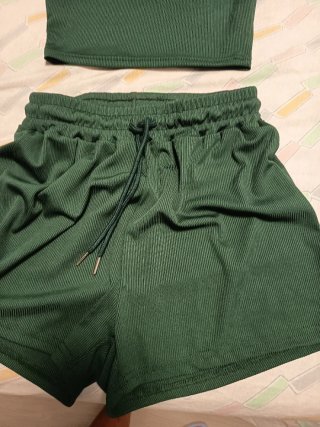 Conjunto verde de top y shorts