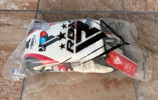 Saco de boxeo RDX con guantes y accesorios