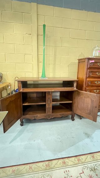 Aparador de madera con detalles tallados