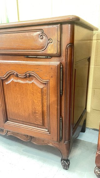 Aparador de madera con detalles tallados
