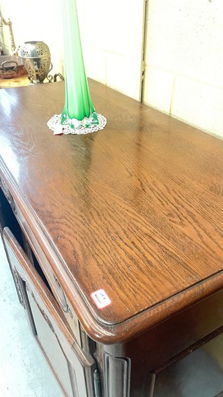 Aparador de madera con detalles tallados