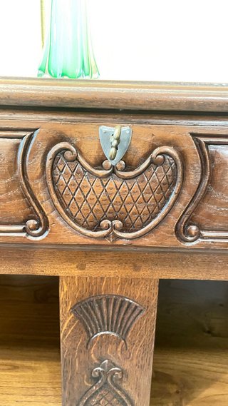 Aparador de madera con detalles tallados