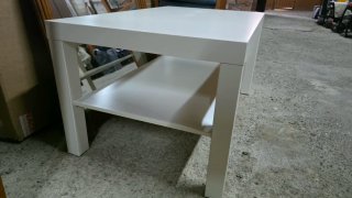 Mesa auxiliar blanca, ideal para salon