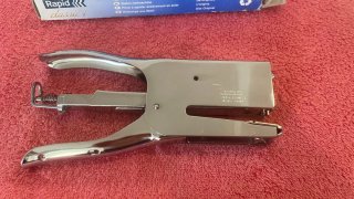 Grapadora metálica plateada