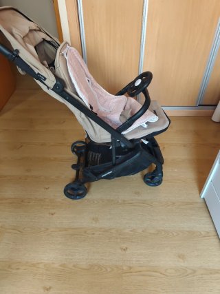 Silla de paseo color beige y rosa