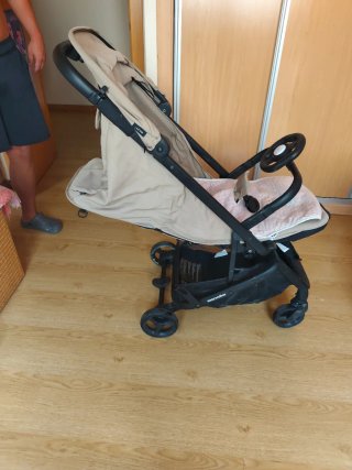 Silla de paseo color beige y rosa