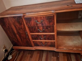 Antiguo aparador de madera para restaurar