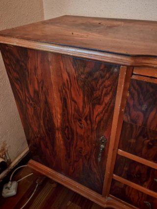 Antiguo aparador de madera para restaurar