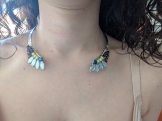 Collar rígido con piedras