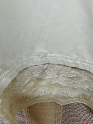 Pantalón blanco Ana Mora con encaje