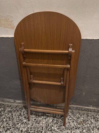 Mesa ovalada de madera