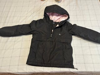 Abrigo niña negro y rosa  Talla 8 años